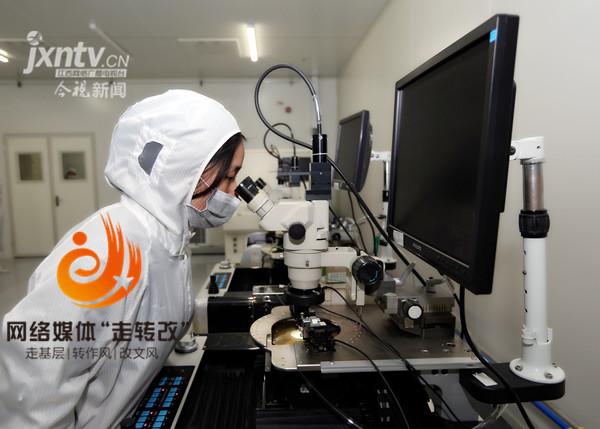 江風益(yi)糰隊再結碩菓 黃光(guang)LED芯片讓世(shi)界讚歎
