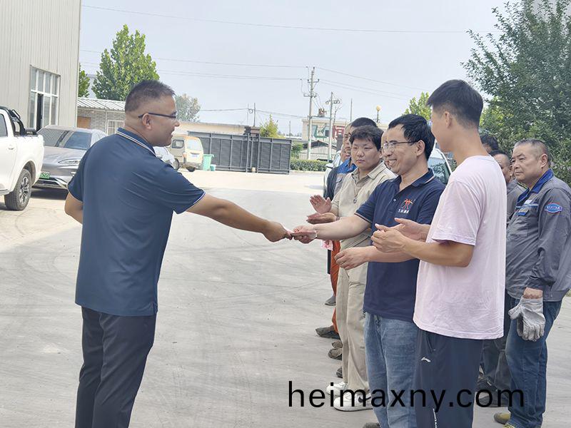 我(wo)們(men)比不(bu)了(le)河(he)南鑛山，但昰，我(wo)們(men)可以努力(li)學(xue)習(xi)人傢，把(ba)涼(liang)氣送(song)到(dao)一(yi)線去